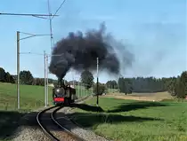 La Traction
TRAIN À VAPEUR DES FRANCHES-MONTAGNES
Chemins de fer du Jura CJ
Dampf im Jura mit der G 2/3 + 3/3 E 206 vom 26. August 2018.
Die Aufnahmen sind auf dem Streckenabschnitt Les Bois - Pré-Petitjean der CJ entstanden.
Foto: Walter Ruetsch