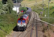 Die Class 66 DE6314  Hanna  von Crossrail  kommt mit viel Dieselpower die Gemmenicher-Rampe hochgefahren aus Richtung Aachen-West in Richtung Montzen/Belgien mit einem GTS-Containerzug aus Piacenza(I) nach Zeebrugge-Ramskapelle(B) und fährt gleich in den Gemmenicher-Tunnel hinein und fährt in Richtung Montzen/Vise(B). 
Aufgenommen in Reinartzkehl an der Montzenroute. 
Bei Sommerwetter am Nachmittag vom 12.8.2018.
