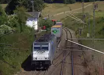 186 299-4 von Lineas/Railpool kommt aus Richtung Aachen-West und fährt die Gemmenicher-Rampe hochgefahren mit einem langen Containerzug aus Gallarate(I) nach Antwerpen-Oorderen(B) und fährt gleich in den Gemmenicher-Tunnel hinein und fährt in Richtung Montzen/Vise(B). Aufgenommen in Reinartzkehl an der Montzenroute.
Bei Sommerwetter am Nachmittag vom 12.8.2018.