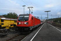 Klappe eins die zweite kann ich nun behaupten bei diesem Bild.
Im zweiten Versuch habe ich es entlich geschafft meine erste 147ziger abzulichten.
Am frühen Morgen des 27.8.2018 gelang es mir auf Gleis 12 den so eben aus Stuttgart Hbf gekommenen RB auf die Speicherkarte zu bannen, an dessen Ende die 147 003 schiebend tätig war. 