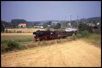 503655 fährt hier am 5.8.1995 mit ihrem EK Zug in die Rampe zur Überquerung der DB Strecke in Lengerich ein.