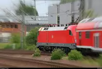 Experiment mit 182 018-2 (Siemens ES64U2) von DB Regio Nordost als RE 3193 (RE1) von Brandenburg Hbf nach Frankfurt(Oder), der Potsdam Hbf auf Gleis 4 zügig verlässt.
[30.5.2018 | 18:57 Uhr]