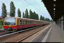 Nachschuss auf zwei BR 481 der S-Bahn Berlin als S7 nach Ahrensfelde (S), die ihren Startbahnhof Potsdam Hbf auf Gleis 6 verlassen.
[30.5.2018 | 19:01 Uhr]