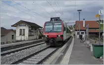 Noch ist das eine oder andere zu richten und die Wanderwege entlang der Strecke sind nur eingeschränkt begehbar, doch pünktlich wie geplant konnte am Montag,  den 27. August der Verkehr auf der Strecke Lausanne Puidoux Chebres wieder aufgenommen werden und der eigen Charme der kleinen Station Bossière mit seinen leicht schiefen Wartehäuschen blieb erhalten.
Das Bild zeigt die aus einem Domino-RBDe 560 mit glatter Front bestehende S4 12437 bei der Einfahrt in Bossière. 
29. August 2018