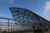 Aufwändige Konstruktion -

Blick von Süden auf die futuristische U4-Station Elbbrücken am östlichen Ende der Hamburger Hafencity. Von hier aus kann die U4 in Richtung Hamburg-Wilhelmsburg verlängert werden. Auch die nach schweren Kriegszerstörungen abgebrochene Hochbahnstrecke Hauptbahnhof - Rothenburgsort sollte weiter nach Süden verlängert werden. Diese hätte in der oberen Ebene der Freihafenbrücke fahren sollen, die dafür schon vorbereitet war. Die weitere Verlängerung der U4 würde hier ihre eigene Brücke bekommen.

15.08.2018 (M)