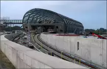 Eine neue Station für die Hamburger U-Bahn -

Die Station Elbbrücken der Linie U4 am östlichen Ende der Hafencity erhält eine moderne Stahl- Glashalle. Die Züge halten an Seitenbahnsteigen, was ich für eine Endstation eher als ungünstig ansehen, insbesondere wenn die Züge an den Bahnsteigen wenden.

15.08.2018 (M) 