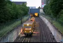 Nachschuss auf den Beiwagen  Vogel der Nacht  der Gattung  Res  (37 80 3999 115-3 D-BRS), gezogen von  Hannibal , einem Schienenfräszug der Bauart SF 03 W-FFS (99 80 9427 003-5 D-BRS), der Strabag SE.
Beide Fahrzeuge sind für das Schienenfräsen zwischen dem Hp Halle-Neustadt und Halle Zscherbener Straße auf der Bahnstrecke Merseburg–Halle-Nietleben (KBS 588) an diesem Abend zuständig. Aufgenommen von der Brücke Am Taubenbrunnen.
Bild durchlief die Selbstfreischaltung (ist nicht doppelt eingestellt worden).
[28.5.2018 | 21:22 Uhr]