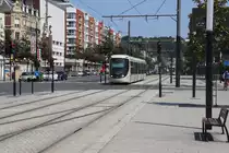 Hier ist gerade eine Straßenbahn der Stadt Le Havre des Typs Citadis wenige Meter vor der Station  Université . Le Havre liegt im Norden Frankreichs in der Region Normandie.
Foto im Juli 2018 und von SignalGrün  [Trainsptt] Fotos bzw. SignalGrün. 
Bild der Situation Nr. 3