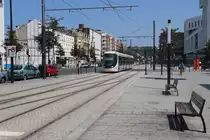 Hier ist gerade eine Straßenbahn der Stadt Le Havre des Typs Citadis wenige Meter vor der Station  Université . Le Havre liegt im Norden Frankreichs in der Region Normandie.
Foto im Juli 2018 und von SignalGrün  [Trainsptt] Fotos bzw. SignalGrün. 
Bild der Situation Nr. 2