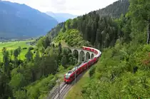 Der RhB ABe 8/12 3511 Triebzug fährt über das Schmittentobelviadukt, bevor es dann gleich über das Landwasserviadukt geht am 22.08.2018