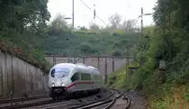 Der ICE3 DB aus Brüssel-Süd nach Frankfurt am Main und kommt aus Richtung Aachen-Hbf,Aachen-Rothe-Erde,Stolberg-Hbf(Rheinland) und fährt durch Eschweiler-Hbf in Richtung Langerwehe,Düren,Merzenich,Buir,Horrem,Kerpen-Köln-Ehrenfeld,Köln-Hbf. 
Aufgenommen vom Bahnsteig 1 in Eschweiler-Hbf. 
Bei Regenwolken am Nachmittag vom 14.8.2018.