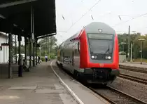 Ein RE1 aus Hamm(Westfalen) nach Aachen-Hbf und fährt in Eschweiler-Hbf ein und fährt dann weitwe in Richtung Stolberg(Rheinland-Hbf),Aachen-Eilendorf,Aachen-Rothe-Erde,Aachen-Hbf.
Aufgenommen vom Bahnsteig 1 von Eschweiler-Hbf.
Bei Regenwolken am Abend vom 14.8.2018.