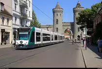 Siemens Combino, Wagen 416  Offenbach , der ViP Verkehrsbetrieb Potsdam GmbH als Linie 96 von Campus Jungfernsee nach Kirchsteigfeld, Marie-Juchacz-Straße, fährt am Nauener Tor.
[31.5.2018 | 11:56 Uhr]