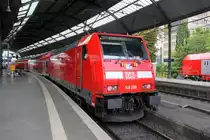 146 268 DB steht mit dem RE1 im Bahnhof Aachen bereit zur Abfahrt nach Hamm-Westfalen. Auf Aufgenommen vom Bahnsteig 2 vom Aachen-Hbf.
Am Abend vom 14.8.2018.