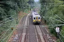 Ein Triebzug  der SNCB 650 kommt aus Spa-Géronstère(B) nach Aachen-Hbf(D) und kommt aus Richtung Welkenraedt(B),Lontzen(B),Astenet(B),Hergenrath(B),Aachen-Süd(D) und fährt gleich in Aachen-Hbf ein.
Aufgenommen von der Fußgängerbrücke an der Kamperstraße in Aachen.
 Bei Regenwolken am Abend vom 14.8.2018.