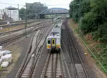 Ein Nachschuss von einem Triebzug der SNCB 650 von Spa-Géronstère(B) nach Aachen-Hbf und kamm aus Richtung Belgien und fuhr in Aachen-Hbf ein.
Aufgenommen von der Fußgängerbrücke an der Kamperstraße in Aachen.
Bei Regenwolken am Abend vom 14.8.2018.