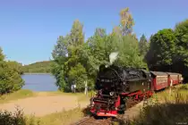 99 7235-7 (LKM 134012, Bj. 1954) der Harzer Schmalspurbahnen passiert am 07.07.2018 mit dem N8965 von Gernrode nach Hasselfelde den Bergsee bei Güntersberge.