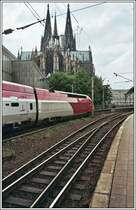 Triebzug 4343 rollt vor dem K�lner Dom zum Deutzer Feld. Aufgenommen am 27.05.2007 