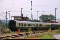 Nachschuss auf den Spielzeug-Express mit Zuglok 143 005-7 (243 005-6) der Traditionsgemeinschaft Bw Halle P e.V. von Erfurt Hbf nach Sonneberg(Thür)Hbf, der im Bahnhof Großheringen auf die Bahnstrecke Großheringen–Saalfeld (KBS 560) abzweigt. Am Zugschluss sind zwei Personenwagen der Gattung  Bm  eingereiht.
Anlass war ein Besuch im Deutschen Spielzeugmuseum in Sonneberg.
Standort öffentlich zugänglich.
[16.6.2018 | 8:33 Uhr]
