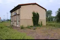 Blick auf ein nicht mehr genutztes, aber noch recht gut erhaltenes Gebäude im Bahnhof Großheringen, das sich auf dem breiten Bahnsteig 1/4 befindet.
[16.6.2018 | 8:45 Uhr]