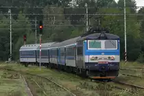 CD 242 241-8 fährt am 29.Juli 2018 mit dem R 653 (Strakonice - Jihlava) in den Bahnhof Kostelec u Jihlavy ein.