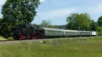 Eine Br052 zieht einen Sonderzug Königstein (Ts) - Frankfurt Höchst. Hier ist der Zug kurz hinter Schneidhain in einer Kurve zu sehen. Aufgenommen am 21.5.2018 11:49