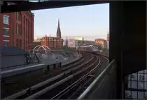 Baumwall-Variationen -

Blick aus der Halle nach Draußen auf die Hochstrecke in Richtung Rödingsmarkt. 
Hochbahnstation Baumwall (Elbphilharmonie) der Hamburger Linie U3.

17.08.2018 (M)
