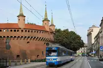 Die aus Wien stammende E1-c4 - Garnitur 111 + 511 in der ul. Basztowa bei der Vorbeifahrt am Barbakan. (27.08.2018)