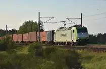 Captrain mit der 185 580-8 in Front und einem Containerzug, kommend aus Richtung Hamburg. 3km östlich von Büchen, 16.08.2018.