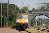 Triebzug 411 von der SNCB fährt als  L5388 Maastricht(NL) nach Hasselt(B) und fährt in Vise(B) ein und fährt dann weiter in Richtunhg Liège-Guillemins(B).
Aufgenommen in Vise-Gare(B). 
Bei Sommerwetter am Mittag vom 16.8.2018.
