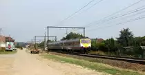 Triebzug 411 von der SNCB fährt als R 5363 von Hasselt(B) nach Maastricht(NL)  und kommt aus Richtung Hasselt(B) und fährt in Richtung Tongeren(B) und hält gleich in Tongeren(B) und fährt dann weiter in Richtung  Liège(B).
Aufgenommen an einem Weg in s'Herenelderen(B).
Bei Sommerwetter am Nachmittag vom 16.8.2018.