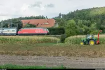 Re 460 092 mit IC und Traktor am 29. August 2018 zwischen Gümligen und Ostermundigen.