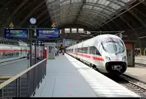 415 501 (Tz 1501  Eisenach ) als ICE 1558 (Linie 50) von Dresden Hbf nach Wiesbaden Hbf steht in Leipzig Hbf auf Gleis 12. Dieser Zugteil beginnt seine Fahrt erst hier und wird demnächst mit 411 510 (Tz 1110  Naumburg (Saale) ), kommend von Dresden, vereinigt.
[26.6.2018 | 13:03 Uhr]