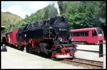 997239 ist hier am 20.7.1996 mit einem Persoennzug in Eisfelder Talmühle angekommen. Im Hintergrund steht der VT 187015 der HSB.