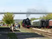 EMBB 52 8154-8 am 08.09.2018 beim umsetzen in Karsdorf Bbf. Danach gab es von der Freiwilligen Feuerwehr Karsdorf frisches Wasser für die Rückfahrt am Abend nach Leipzig. Im Hintergrund steht die Unstruttalbrücke der Neubaustrecke von Erfurt nach Halle (S) und Leipzig.