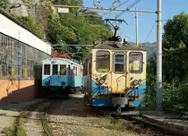 FERROVIA GENOVA CASELLA FGC
NORMALBETRIEB
Beim A2 handelt es sich um den historischen Triebwagen der FGC. Erst dieses Jahr wurde er nach der mustergültigen Aufarbeitung erneut dem Betrieb übergeben. Zum Einsatz gelangt er nur noch für Fotofahrten. Am 6. Juli 2018 präsentierte sich der A2 zusammen mit dem A12 vor der Werkstätte Genova P. Manin an der Morgensonne.
Der A12 ist mit dem Zug 5 auf der Fahrt nach Casella Paese unterwegs. 
Foto: Walter Ruetsch

