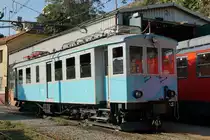 FERROVIA GENOVA CASELLA FGC
NORMALBETRIEB
Beim A2 handelt es sich um den historischen Triebwagen der FGC. Erst dieses Jahr wurde er nach der mustergültigen Aufarbeitung erneut dem Betrieb übergeben. Zum Einsatz gelangt er jeden Samstag auch auf einem Regionalzugpaar (Genova ab 11:58, Casella ab 13:18) sowie für Fotofahrten. Am 6. Juli 2018 präsentierte sich der A2 zur grossen Freude des Bahnfotografen aus der Schweiz neben der Werkstätte Genova P. Manin an der Morgensonne.
Foto: Walter Ruetsch

