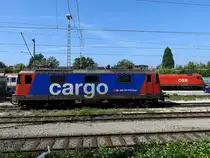 421 394-8 der SBB-Cargo ist am Bhf. Lindau-Hbf. abgestellt, während im Hintergrund die 1016 047-3 der ÖBB sich schon wieder auf den Weg zum nächsten Ziel macht; 180908
