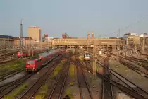 111 187-1 mit dem RE 4866 nach Nürnberg Hbf bei der Ausfahrt in München, 21.08.2017