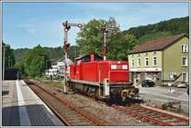 Die Hagener 294 395 ist am Morgen 8.06.2007 mit 2 G�terwaggons in Rummenohl angekommen und wird sie jetzt auf das Anschlussgleis des Schrotth�ndlers bringen.