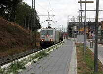 185 389-4  CO2-frei   kommt mit einem Kesselzug aus Ludwigshafen-BASF(D) nach Antwerpen-BSAF (B) und kommt aus Richtung und kommt aus Köln-Süd,Köln-West,Köln-Ehrenfeld,Kerpen,Horrem,Buir,Merzenich,Düren,Langerwehe,Eschweiler-Hbf und fährt durch Stolberg-Rheinland-Hbf in Richtung Aachhen-Eilendorf,Aachen-Rothe-Erde,Aachen-Hbf,Aachen-Schanz,Aachen-West. 
Aufgenommen vom Bahnsteig 1 in Stolberg-Hbf. 
Bei Wolken am Abend vom 27.8.2018.