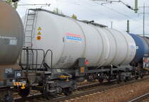 Kesselwagen vom Einsteller NACCO/A Cit Company mit niederländischer Registrierung mit der Nr. 37 TEN 84 NL-NACCO 7830 589-9 Zacns (UN-Nr.: 39/2055 = Styrol, monomer, stabilisiert) Firmenlogo der polnischen Firma Synthos S.A.  synthos chemical innovations  am 13.09.18 Bf. Flughafen Berlin-Schönefeld.