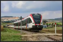 Blick auf den Kalksteinbruch Ernstbrunn. 
Vor Jahrzehnten beförderte eine Seilbahn das Ausbruchmaterial zum Werksgelände nächst dem Bahnhof. 
Heute verkehren LKW. 
15.September 2018