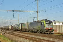 Siemens Vectron der BLS 475 415-6 durchfährt den Bahnhof Rheinfelden. Die Aufnahme stammt vom 11.09.2018.