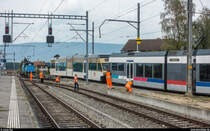 Abtransport Be 2/6 ex MVR 7002 und 7003 am 21. September 2018 von der BTI zu Stadler Rail, wo sie revidiert werden. Der ASm/BTI GTW 502 schiebt den 7003 in Ins auf zwei Rollschemel von Stadler.