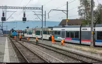 Abtransport Be 2/6 ex MVR 7002 und 7003 am 21. September 2018 von der BTI zu Stadler Rail, wo sie revidiert werden. Der ASm/BTI GTW 502 schiebt den 7003 in Ins auf zwei Rollschemel von Stadler.