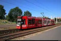 MGT6D, Wagen 638 mit Werbung für radio SAW, der Halleschen Verkehrs-AG (HAVAG) als Linie 8S nach Elsa-Brändström-Straße verlässt ihre Starthaltestelle Rennbahnkreuz.
Dies ist eine Baustellenlinie und verkehrt daher normalerweise nicht.
[29.6.2018 | 8:21 Uhr]