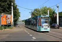 MGT6D, Wagen 631 mit Werbung für die Hallesche Wasser und Stadtwirtschaft GmbH, der Halleschen Verkehrs-AG (HAVAG) als Linie 8S von Rennbahnkreuz nach Elsa-Brändström-Straße erreicht die Haltestelle Saline.
Dies ist eine Baustellenlinie und verkehrt daher normalerweise nicht.
[29.6.2018 | 8:37 Uhr]