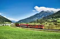 Vs 84 fährt mit dem R 3323 (Krimml - Zell am See), bestehnd aus einem Mittelwagen, eines ehemaligen 4090 der Mariazellerbahn und einem Steuerwagen der Zillertalbahn, kurz vor dem Bahnhof  Neukirchen am Großvenediger.
Aufgenommen am 8.9.2018.