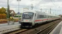 Über den Riedbahn Abzweig Worms-Biblis kommt diese InterCity Garnitur in Biblis eingefahren. Wegen Bauarbeiten zwischen Groß-Rohrheim und Biblis musste dieser Zug auf einen entgegenkommenden ICE warten. Danach konnte er die Reise als IC 2006 nach Dortmund fortsetzen. Aufgenommen am 22. September 2018.